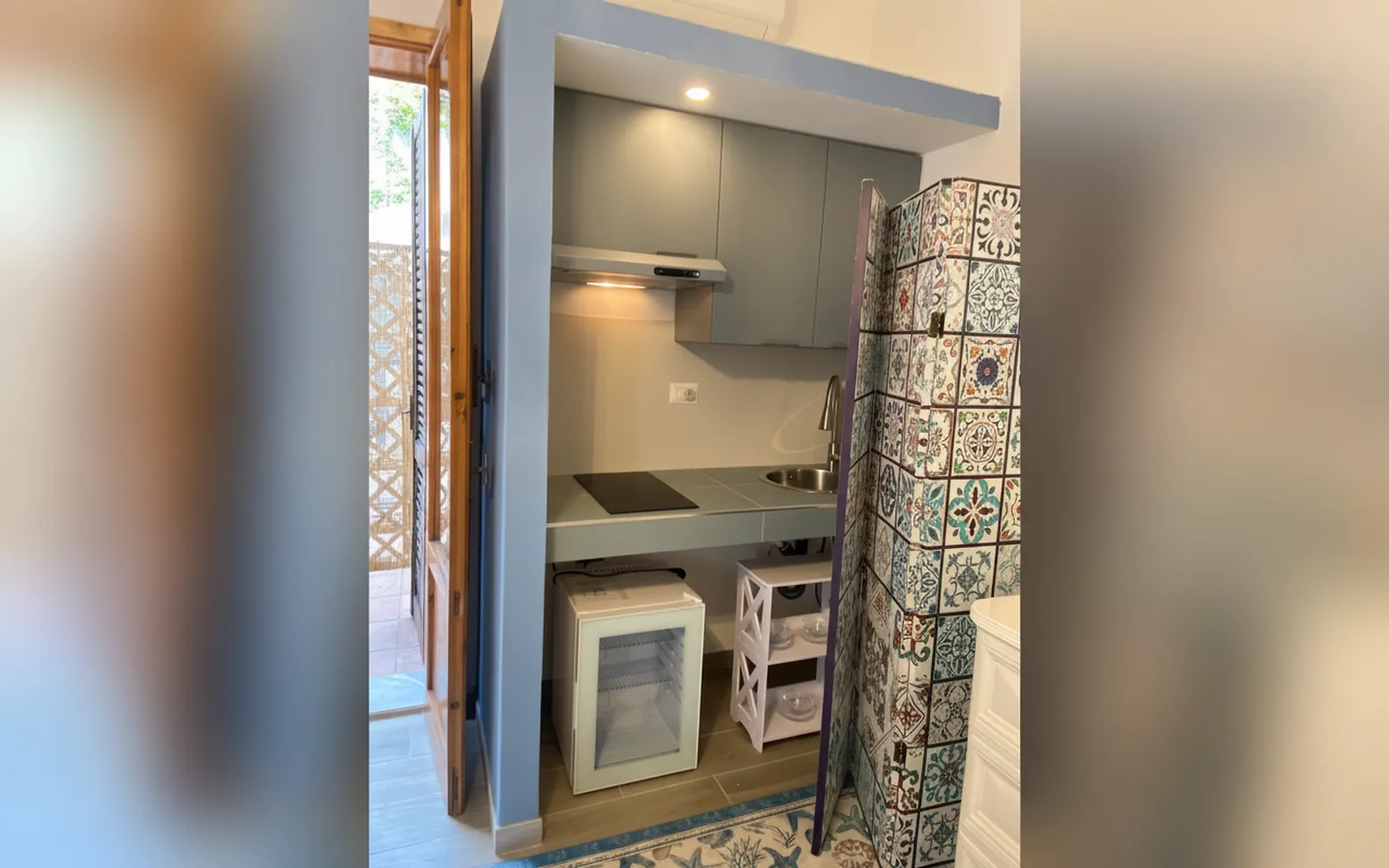 L’angolo cottura con il piano a induzione e le piastrelle decorate