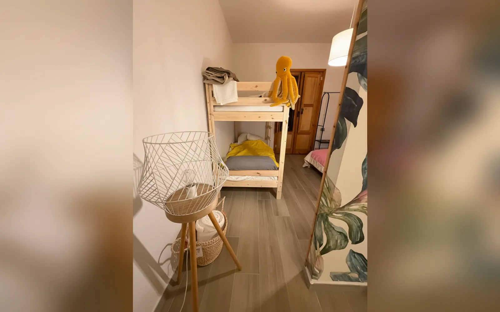 Il letto a castello in legno della suite